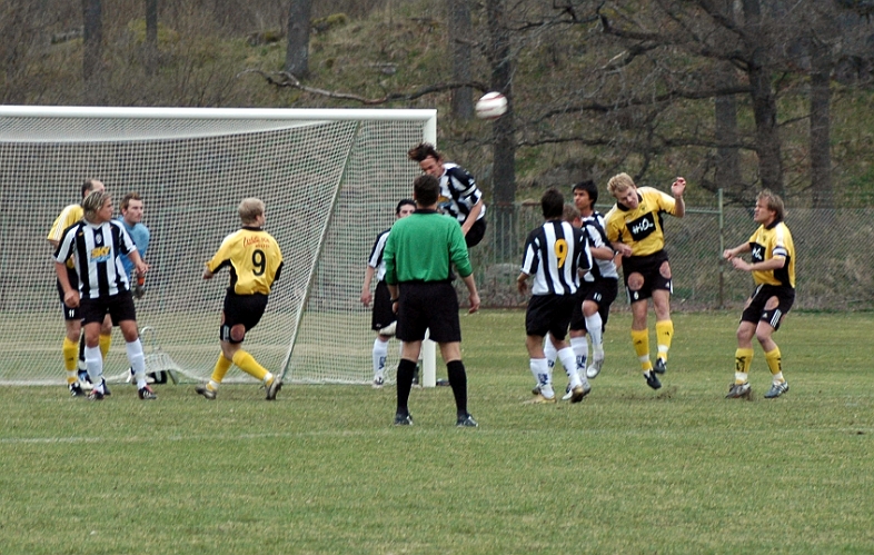 2005_0430_01.jpg - Södra tog komandot i matchens inledning och Juventus försvar fick jobba en del.